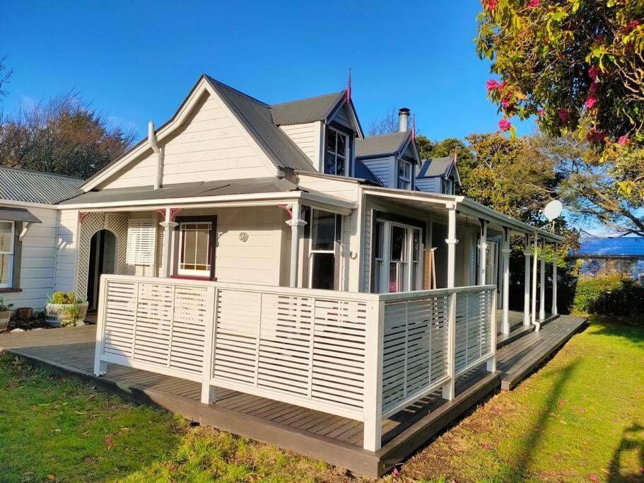 The Oaks- A Beautifully Appointed 1890S Villa Featherston Экстерьер фото