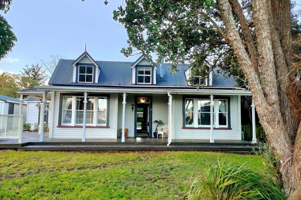 The Oaks- A Beautifully Appointed 1890S Villa Featherston Экстерьер фото
